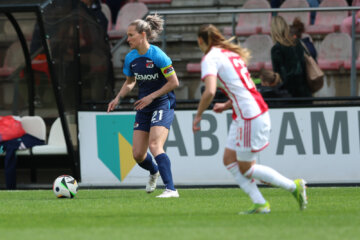 Desiree van Lunteren (AZ) in actie tegen Ajax