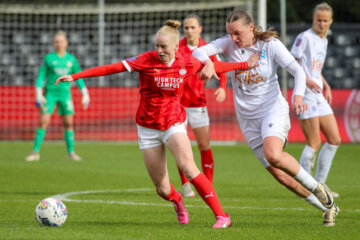 Kealyn Thomas aan de bal namens PSV