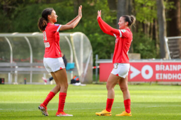 Indiah-Paige Riley juicht met Nina Nijstad na een PSV-goal