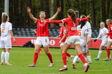 Senna Koeleman juicht na een goal van PSV-ploeggenoot Melanie Bross