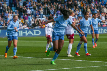 Khadija Shaw juicht na een goal voor Manchester City