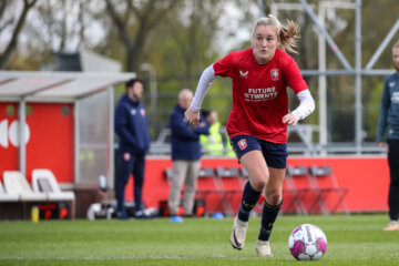 Wieke Kaptein in de warming-up bij FC Twente