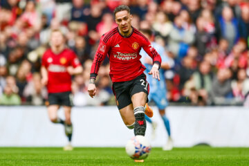Antony in actie in de halve finale van de FA Cup