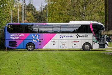 De spelersbus van SC Heerenveen in 2024