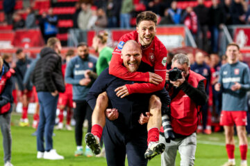 Ricky van Wolfswinkel springt op de rug van Joseph Oosting