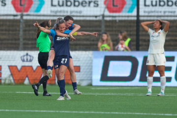 Desiree van Lunteren (AZ) juicht na haar goal tegen Telstar