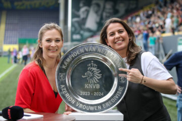 Claudia van den Heiligenberg en Sanne van Dongen met de kampioensschaal