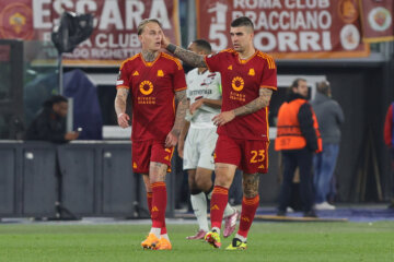 Rick Karsdorp wordt gesteund na zijn fout