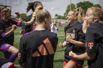 Jill Bayings viert het kampioenschap met Bayern München