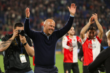 Arne Slot bedankt het Feyenoord-publiek
