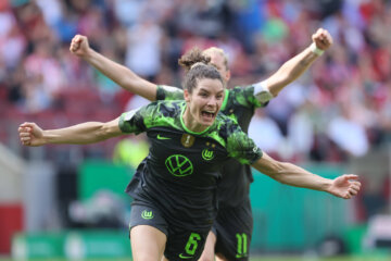 Dominique Janssen juicht na haar goal voor VfL Wolfsburg