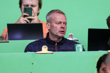 Tieme Klompe op de tribune in de Euroborg