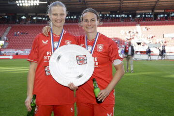 Anna-Lena Stolze en Renate Jansen met de schaal