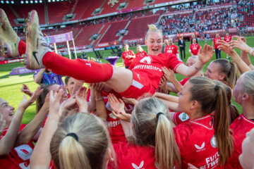 Danique Kerkdijk wordt in de lucht gegooid door haar ploeggenoten van FC Twente