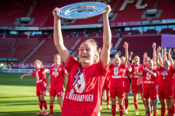 Wieke Kaptein viert feest met de schaal