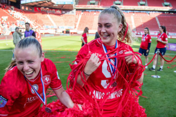 Danique van Ginkel viert feest na de titel van FC Twente