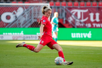 Wieke Kaptein aan de bal in De Grolsch Veste