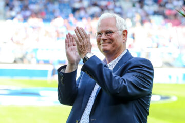 Stadionspeaker Jouke de Vries neemt afscheid