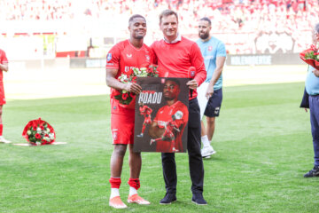 Myron Boadu bedankt door Arnold Bruggink