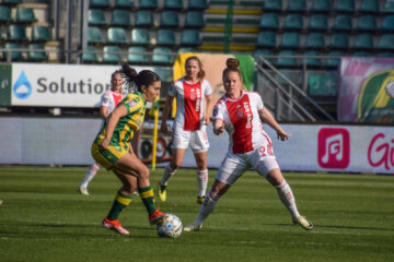 Ilham Abali (ADO Den Haag) en Nikita Tromp (Ajax)