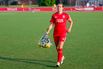 Renate Jansen met de bos bloemen van Fortuna Sittard