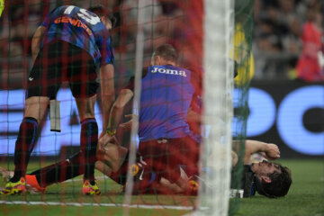 Marten de Roon geblesseerd op het veld