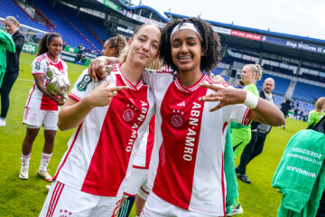 Danique Tolhoek en Lily Yohannes vieren de bekerwinst van Ajax