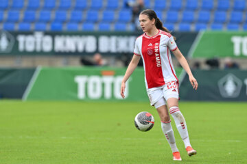 Lotte Keukelaar aan de bal namens Ajax