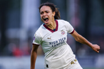 Nina Nijstad (PSV) schreeuwt het uit na haar goal tegen FC Twente