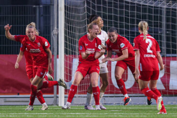 Lieske Carleer juicht na haar winnende goal voor FC Twente
