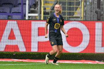 Lore Jacobs juicht na een goal voor RSC Anderlecht
