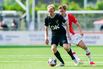 Casper Staring (NAC) aan de bal tegen FC Emmen