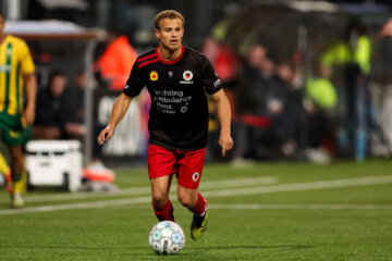 Kenzo Goudmijn aan de bal namens Excelsior