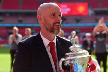Erik ten Hag met de FA Cup