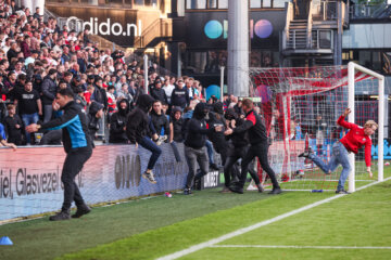 FC Utrecht-supporters proberen het veld op te komen
