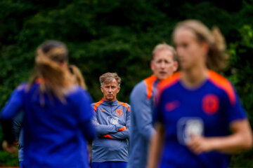 Andries Jonker kijkt toe bij een training van de OranjeLeeuwinnen
