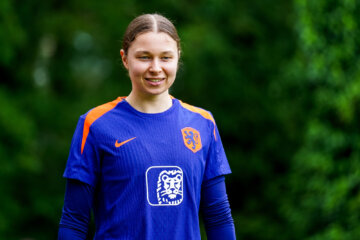 Daniëlle de Jong op de training van de OranjeLeeuwinnen