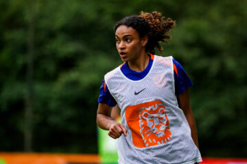 Nina Nijstad op de training van de OranjeLeeuwinnen