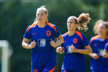Jill Bayings op het trainingsveld bij de OranjeLeeuwinnen