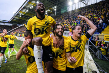 Cuco Martina op de schouders bij zijn ploeggenoten