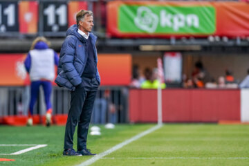 Andries Jonker langs de lijn bij de OranjeLeeuwinnen