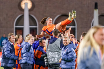 Lieke Martens wordt op de schouders genomen door de OranjeLeeuwinnen