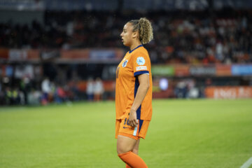 Chasity Grant in actie namens de OranjeLeeuwinnen