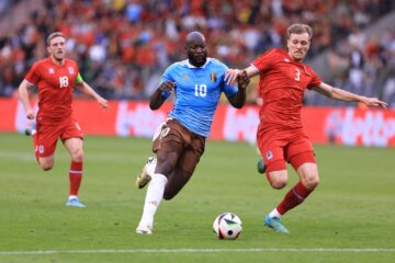 Enes Mahmutovic in duel met Romelu Lukaku