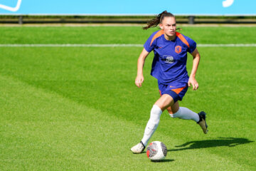 Romée Leuchter op het trainingsveld van de OranjeLeeuwinnen