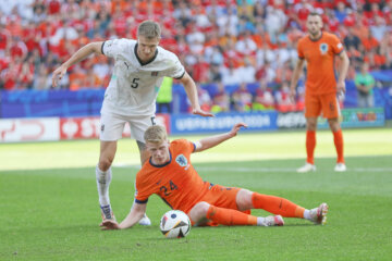 Jerdy Schouten in actie tegen Oostenrijk