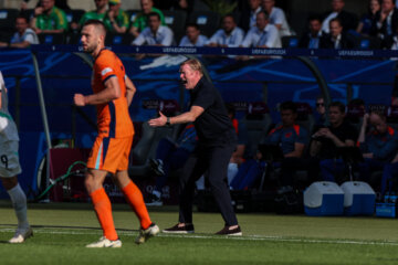 Ronald Koeman gaat tekeer langs de lijn