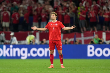 Joachim Andersen reageert verbaasd na afkeuren van zijn goal.