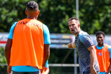 Robin van Persie legt wat uit aan Denzel Hall