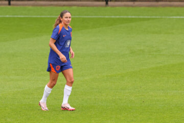 Daniëlle van de Donk op de training van de OranjeLeeuwinnen
